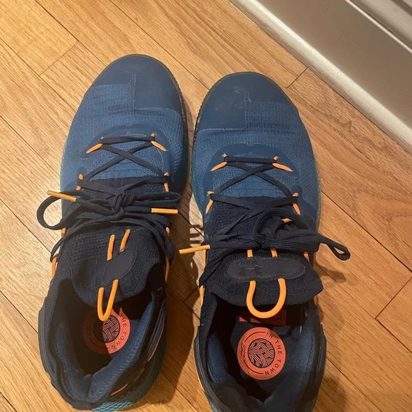 Under Armour basketball shoes - Picture 4 of 8